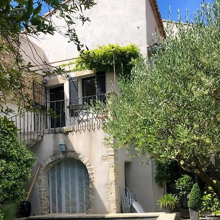 La Maison Blanche Uzes Bed & Breakfast 3*