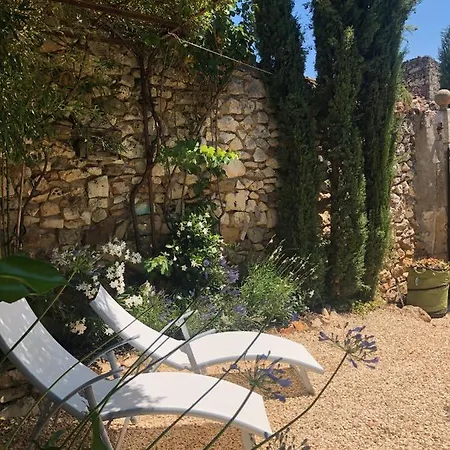 La Maison Blanche Uzes Bed & Breakfast 3*