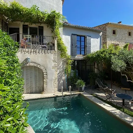 La Maison Blanche Uzes Bed & Breakfast 3*