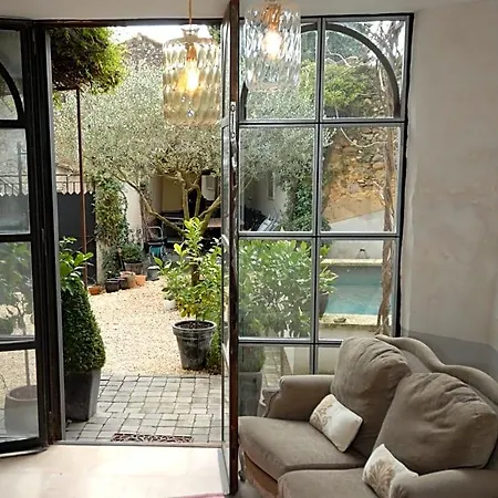 La Maison Blanche Uzes Bed & Breakfast 3*