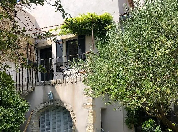 La Maison Blanche Uzes فندق مبيت وإفطار 3*